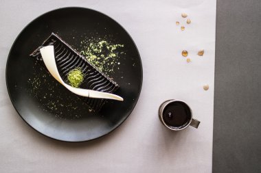 Espresso ile mozaik çikolata ve bisküvi pasta.