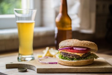 Ev yapımı Hamburger patates ve içecek ile.