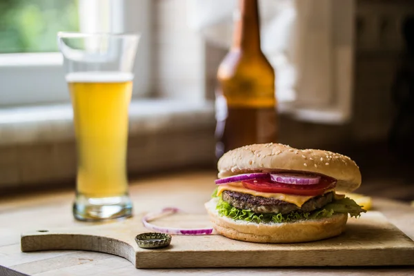 Hamburger fatto in casa con bevanda . — Foto Stock