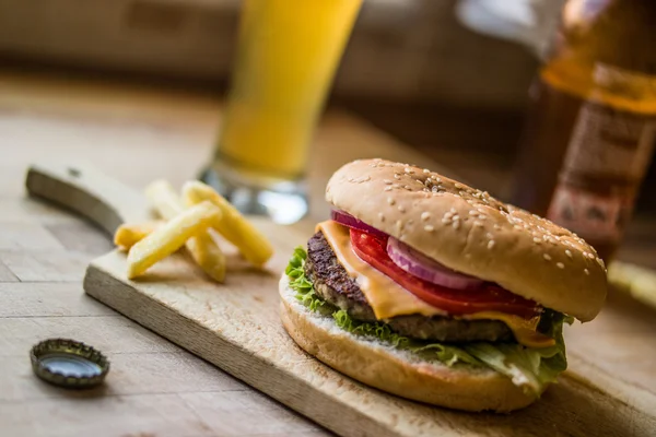 Hamburguesa Casera con Patatas y Bebidas . — Foto de Stock