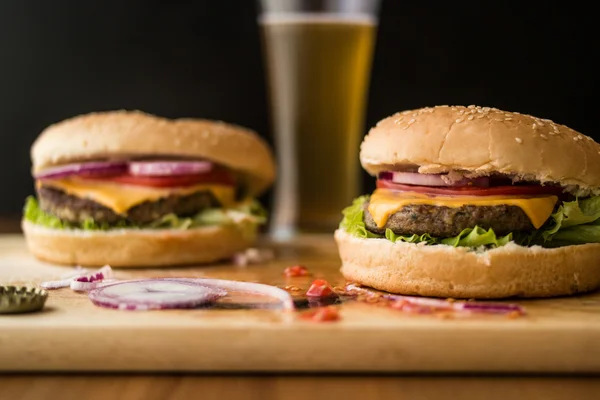 Hausgemachte Hamburger mit Getränk. — Stockfoto