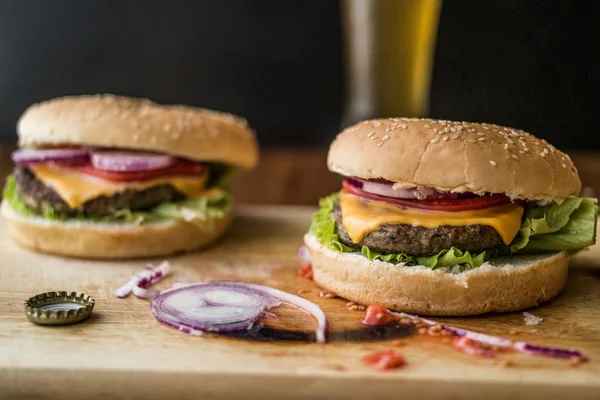 Hamburguesas caseras con bebida . — Foto de Stock