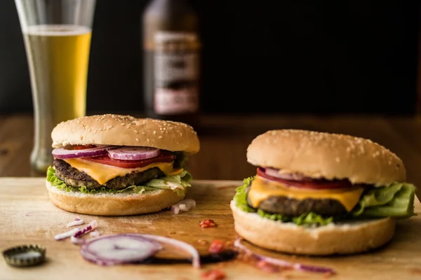 Hausgemachte Hamburger mit Getränk. — Stockfoto