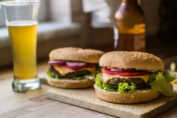 Hausgemachte Hamburger mit Getränk. — Stockfoto