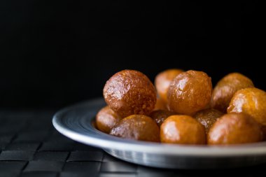 Türk geleneksel tatlı lokma.