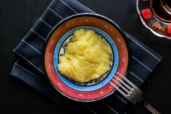 Halva de queijo turco / Peynir Helvasi com chá . — Fotografia de Stock