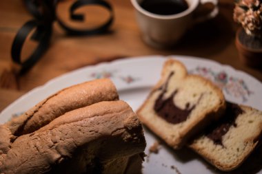 Mermer kek kahve ile. (Loş ışık)