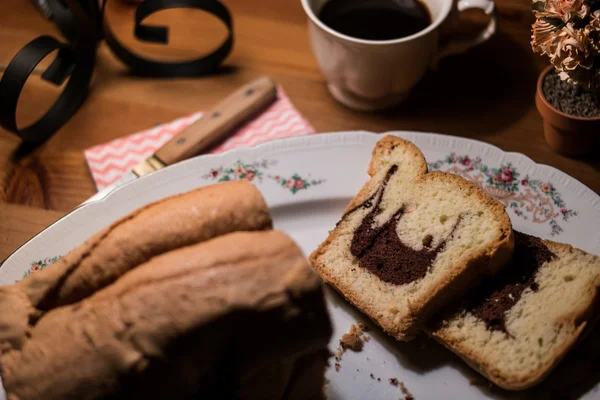 Bolo de mármore com café. (Luz fraca ) — Fotografia de Stock