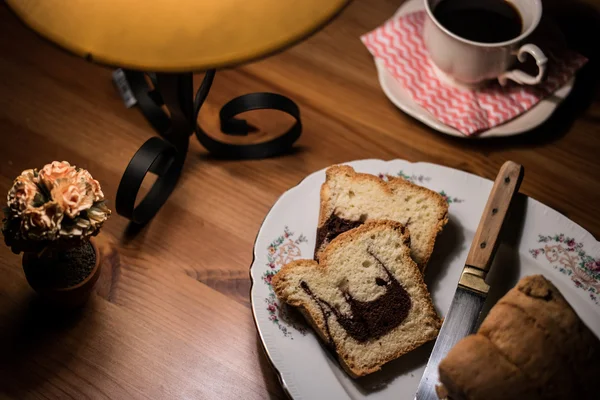 Marmorkuchen mit Kaffee. (Dämmerlicht) — Stockfoto