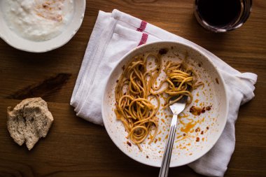 bitmemiş yemek spagetti içecek ve yoğurt ile.