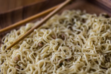 Asya Noodle Chopsticks bir ahşap plaka ile.