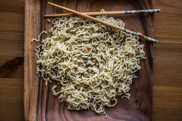 木製の板で箸でアジア麺. — ストック写真