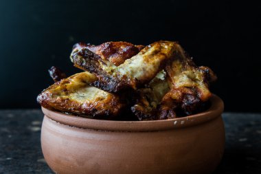 Tavuk kanadı bir kase (ön görünümü)