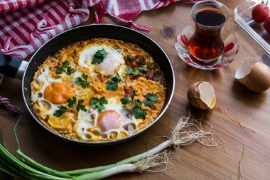 Türk Kahvaltısı Menemen / Omlet (Kızarmış Yumurta) Çaylı.