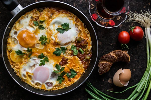 Turkish Breakfast Menemen / Omelette (Telur Goreng) dengan Teh . — Stok Foto