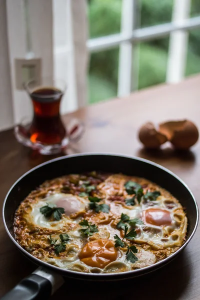 Török reggeli Menemen/omlett (tükörtojás) teával. — Stock Fotó