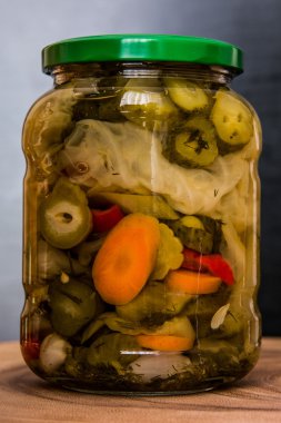 Yeşil domates, kırmızı biber, salatalık ve havuç ile Türk Turşusu Karışımı.