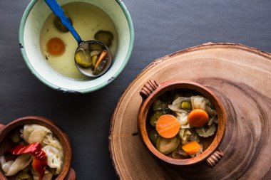 Yeşil domates, kırmızı biber, salatalık ve havuç ile Türk Turşusu Karışımı.