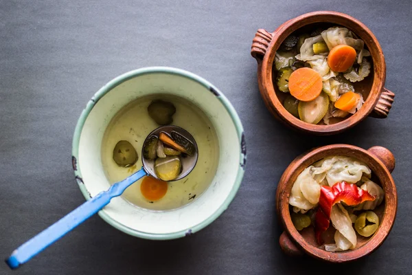 Mistura de picles turcos com tomates verdes, pimenta vermelha, pepino e cenoura . — Fotografia de Stock