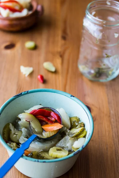 Mistura de picles turcos com tomates verdes, pimenta vermelha, pepino e cenoura . — Fotografia de Stock