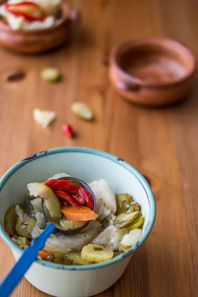 Mistura de picles turcos com tomates verdes, pimenta vermelha, pepino e cenoura . — Fotografia de Stock