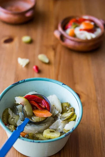 Mistura de picles turcos com tomates verdes, pimenta vermelha, pepino e cenoura . — Fotografia de Stock