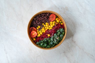 Turmerik Nohut, Kale, Kiraz Domatesli, Yasak Pirinç veya Oryza Sativa ile sağlıklı Siyah Pirinç Protein Salatası. Yemeye hazır..