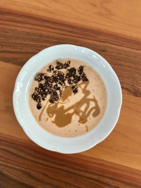 Tahini / Tahin, Yoğurt, Hindistan cevizi sütü ve Karabuğday Gevreği gevreğiyle Smoothie Bowl. Sağlıklı Organik Gıda.