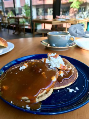 Tuzlu Karamel ve Deniz Tuzu ile sağlıklı organik buğday krepleri. Yemeye hazır..