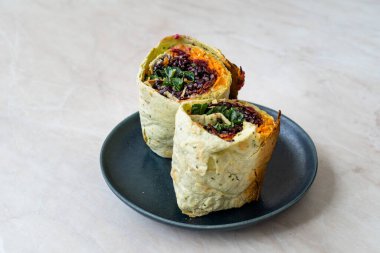 Wild Rice / Black Rice, Avokado, Kale, Humus ve Havuç ile Vejetaryen Kahvaltı Burrito. Sağlıklı Fast Food.