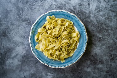 Tabakta Pappardelle Pasta Servis ve Yemeye Hazır. Geleneksel Tabak.