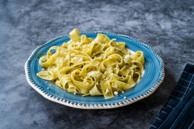 Izgara Parmesan peynirli Pappardelle Makarnası. Tabakta servis ve yemeğe hazır. Geleneksel Tabak.