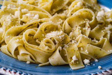 Izgara Parmesan peynirli Pappardelle Makarnası Tabakta Servis ve Yemeye Hazır / Makro Yakın Manzarası. Geleneksel Yemek.