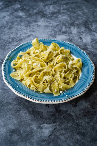 Pappardelle Pasta Med Riven Parmesan Ost Par Plattan Redo Att — Stockfoto