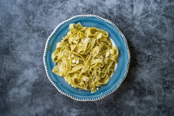 Pappardelle Pasta Com Queijo Parmesão Ralado Par Placa Pronto Para — Fotografia de Stock