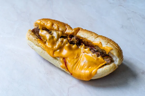 Philly Cheese Steak Sandwich Melted Cheddar Cheese 패스트푸드를 준비가 — 스톡 사진