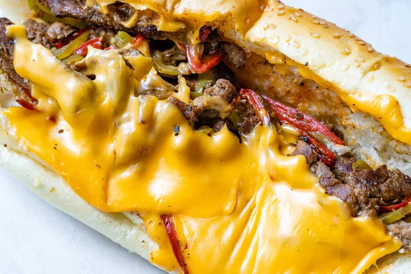 Philly Cheese Steak Sandwich Melted Cheddar Cheese 매크로 Macro 패스트푸드를 — 스톡 사진