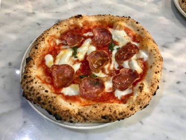 Geleneksel Napoli pizzası. Klasik Orjinal Hamur Tarifi. Hizmet ve Yemeye Hazır.