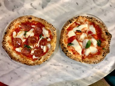 Geleneksel Napoli pizzası. Klasik Orjinal Hamur Tarifi. Hizmet ve Yemeye Hazır.