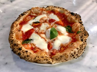 Geleneksel Napoli pizzası. Klasik Orjinal Hamur Tarifi. Hizmet ve Yemeye Hazır.