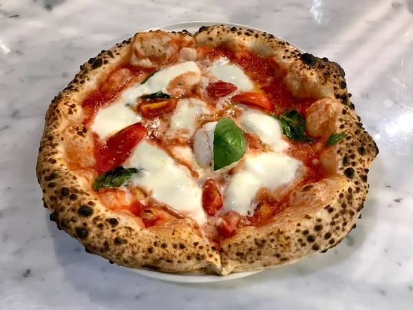 Geleneksel Napoli pizzası. Klasik Orjinal Hamur Tarifi. Hizmet ve Yemeye Hazır.
