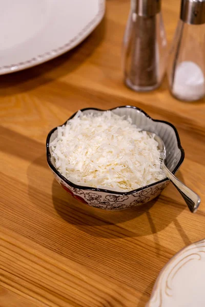 Queso Parmesano Rallado Tazón Una Superficie Madera Cocina Alimentos Ecológicos —  Fotos de Stock