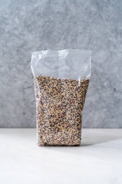 Raw Mix Tricolor / Plastik Pakette Üç Renkli Quinoa. Kullanmaya Hazır.