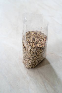 Raw Mix Tricolor / Plastik Pakette Üç Renkli Quinoa. Kullanmaya Hazır.
