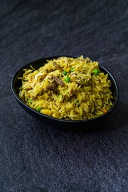 Asya Limonlu Pirinç - Hint usulü Basmati Pirinci Et, Curry ve Saffron / Chitranna ile süslenmiş. Yemek Servisi Hazır.