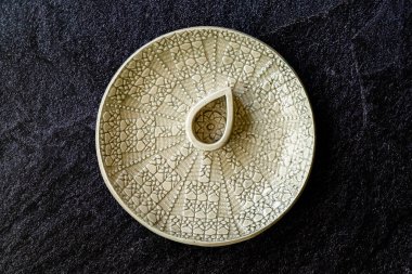 El yapımı Seramik Tabaklar, Geleneksel Osmanlı Kalıpları ile Karanlık Yüzey ve El Arkası / El Sanatları Tütsüsü. Kullanmaya Hazır.