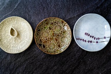 El yapımı seramik tabaklar ve tepsiler. Geleneksel Osmanlı Şablonu 'nun Karanlık Yüzey ve Arka plan / El Sanatları el işi. Kullanmaya Hazır.