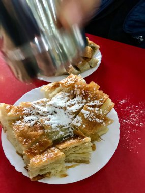 Yerel Restaurant 'a Kürt Pastası ve Caster Şeker / Kurt Boregi / Borek veya Burek' in üzerine Barut Şekeri dök. Hizmet ve Yemeye Hazır.