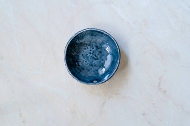 El yapımı Seramik Tabaklar El Sanatı / El Sanatları Kâsesi. Modern tasarım Dark Navy Blue. Kullanmaya Hazır.