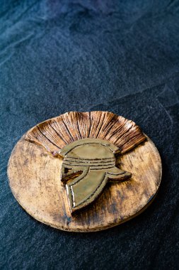 El yapımı seramik tabaklar ve tepsiler. Geleneksel Şövalye Asker Düzen Rahatlaması el yapımı. El işi. Görüntülemeye Hazır.